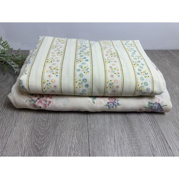 Lot Of 2 Vintage Bed Sheets Shabby Floral Poly Cotton Crafting Quilt Fabric READ - Picture 1 of 6